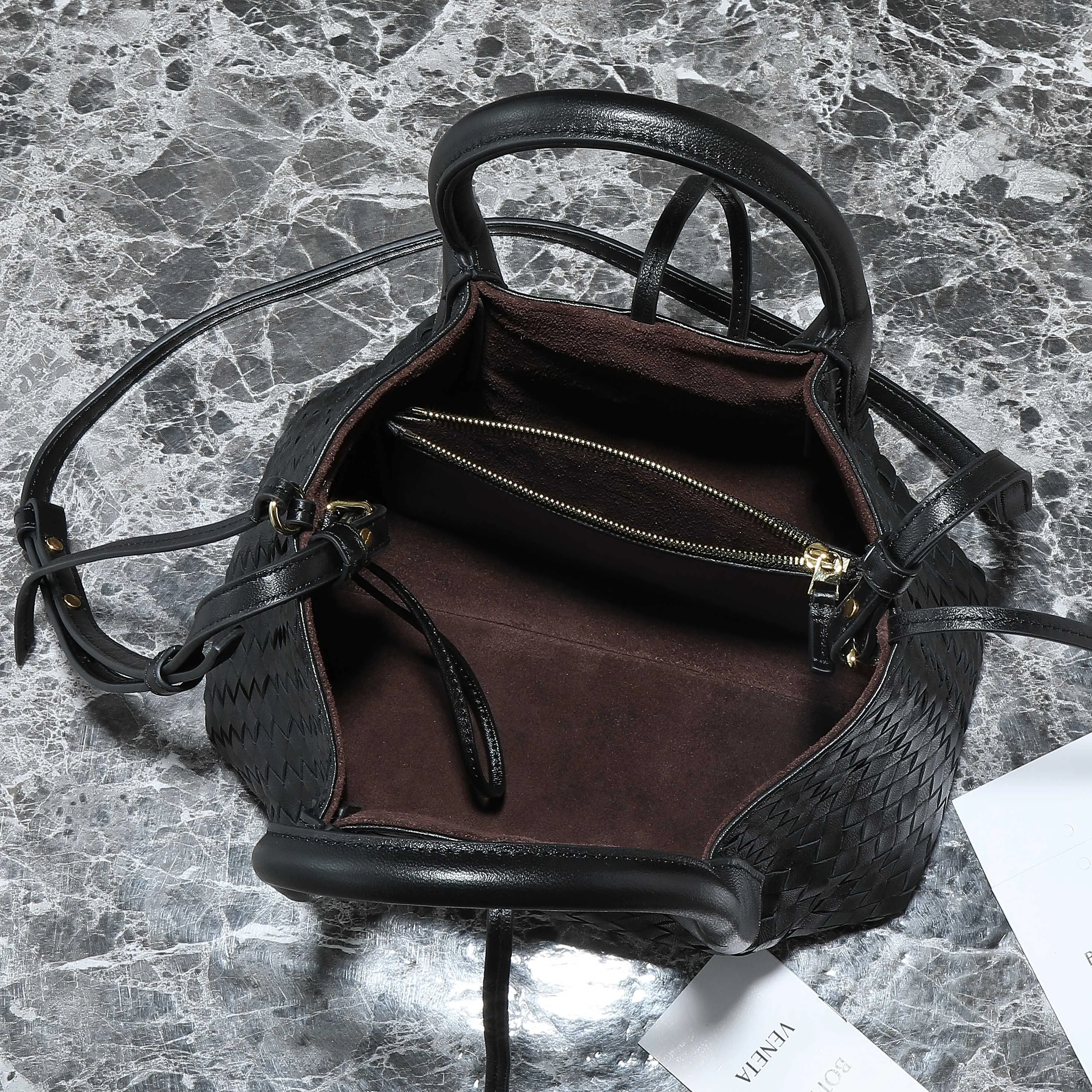 Batch 1660 BV25 spring and summer new product Mini pinacoteca two-tone surface. The weaving process is also super exquisite. Every texture is delicate and clear, and you can see the full ingenuity. 👜The bag uses 1 cm leather strips, which are purely hand-woven, highlighting the brand's craftsmanship. The inside is flipped to reveal a smooth suede lining that can be used on both sides, taking into account both fashion and practicality. 	 The small size can be worn on one shoulder or across the body, making it super versatile for daily commuting! 	 💕Fashionable ladies who like BV, come to me to get the same style~ ​Model number: 819004 ​Size: 24*15*12cm